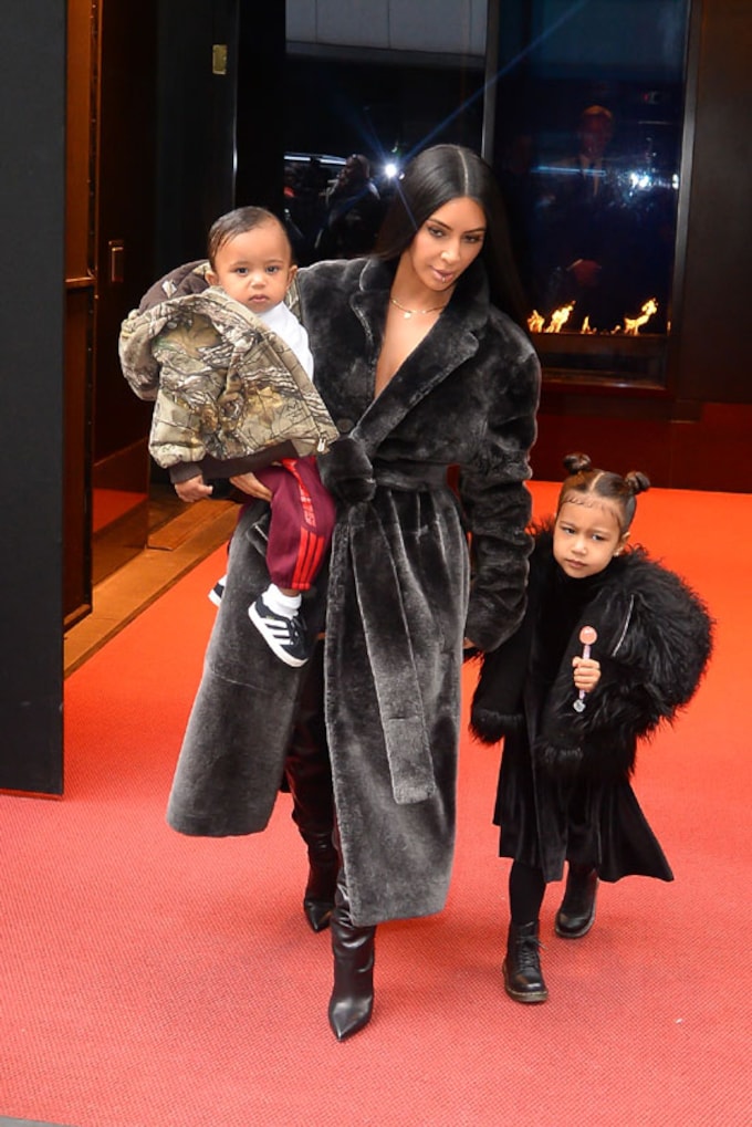 El secreto de Kim Kardashian para vestir a North y a Saint