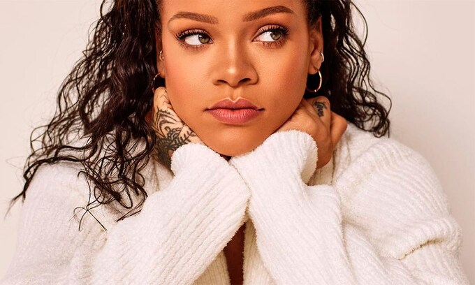 Rihanna, enamorada y con un enigmático look de cumpleaños