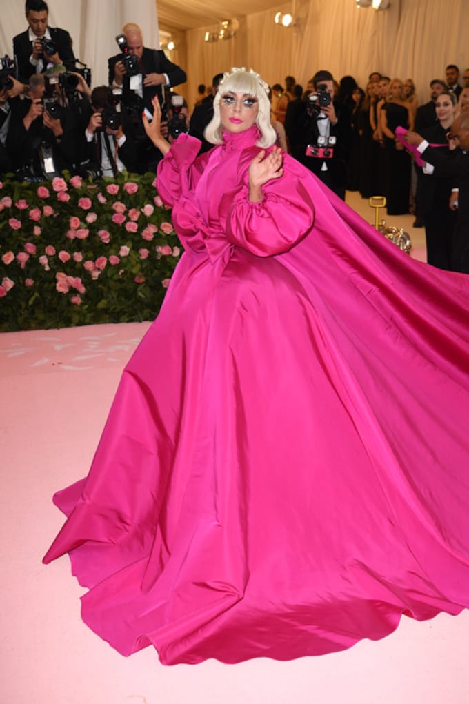 El récord de Lady Gaga en la alfombra roja de la Gala Met: ¡4 looks en 1!