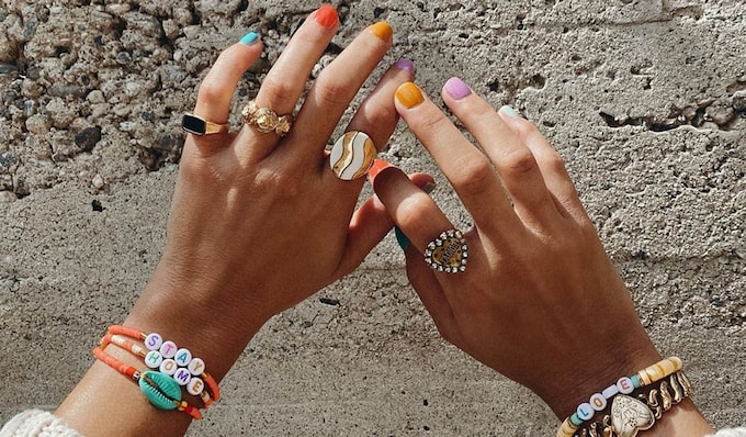 11 accesorios coloridos que van a subir el ánimo de tus looks caseros