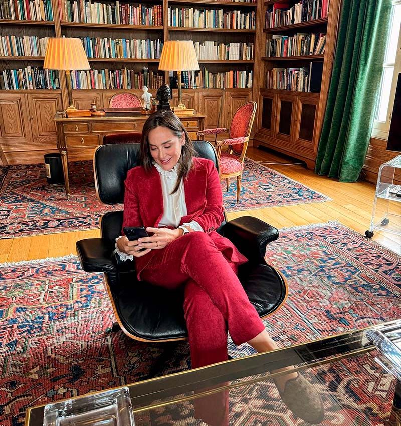 Tamara Falcó combina el traje rojo que adoran las royals con unas