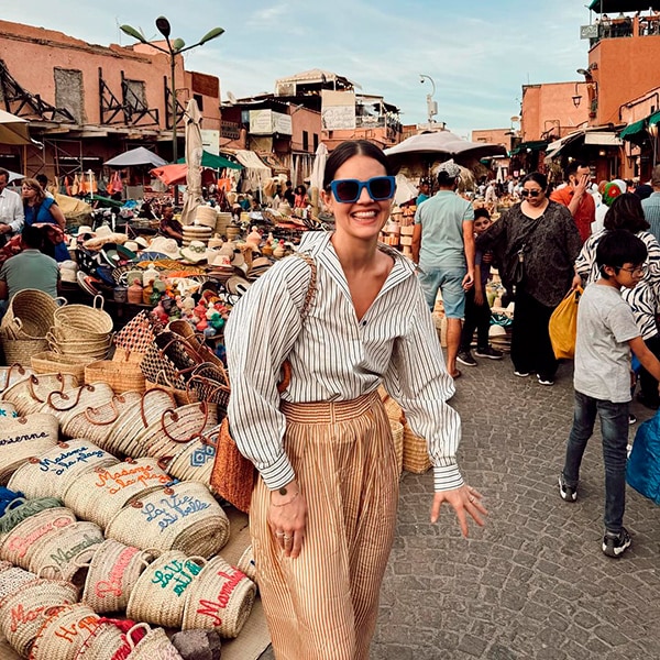 Los conjuntos de Isabelle Junot en Marruecos son todo lo que necesitamos para vestir bien en primavera