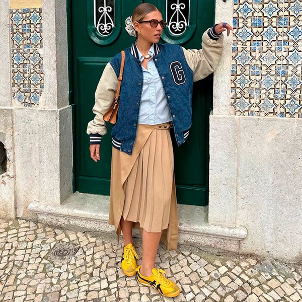Los trucos de nuestra estilista para combinar las zapatillas de colores que adoran las portuguesas