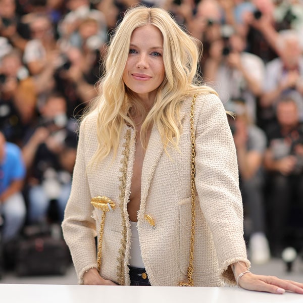 Sienna Miller, pura fantasía en Cannes con chaqueta joya de 'tweed' y vaqueros anchos