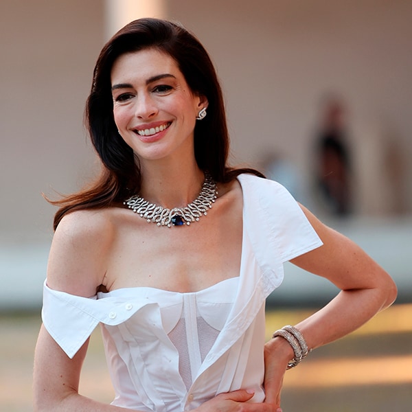 Un vestido camisero blanco para Anne Hathaway: así ha sorprendido la actriz en una gala en Roma