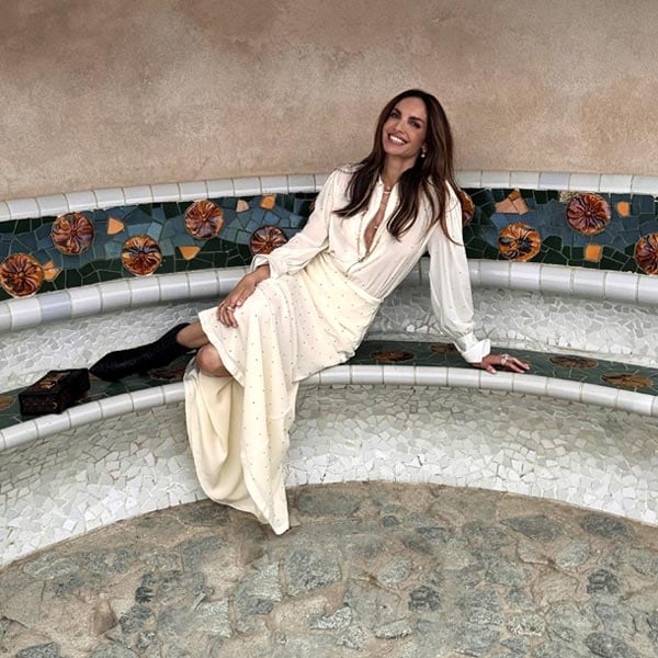 Eugenia Silva brilla con su look de 'strass' en Barcelona y rinde homenaje a Louis Vuitton con un bolso baúl