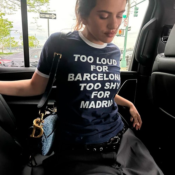 ¿Qué significa la camiseta viral con mensaje que Rosalía ha llevado en su último look?