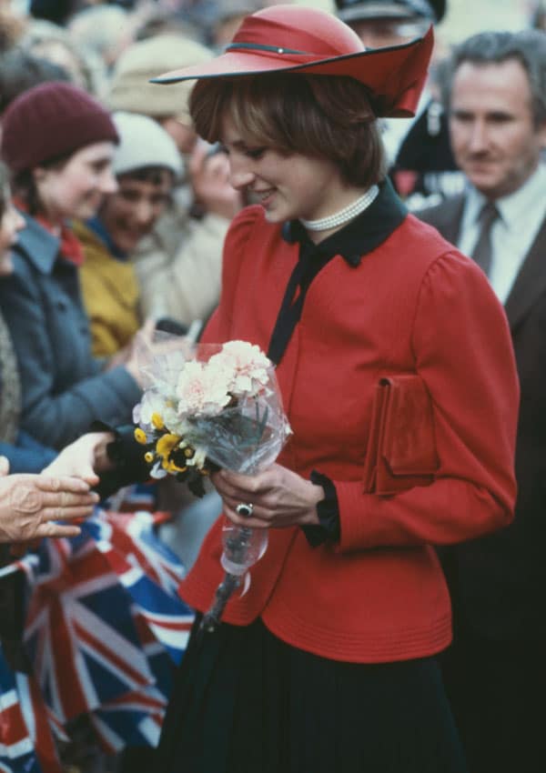 Diana de Gales con chaqueta roja y ramo de flores