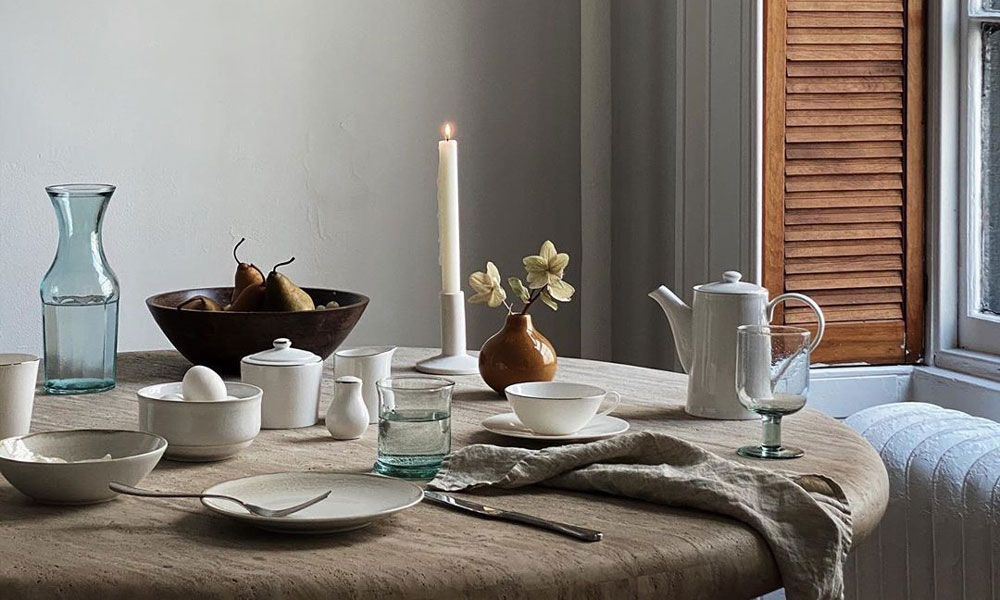 Apuesta por la elegancia y la sostenibilidad en tu mesa con estas jarras y vasos de diseño