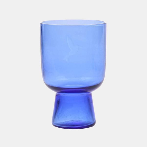 En color azul