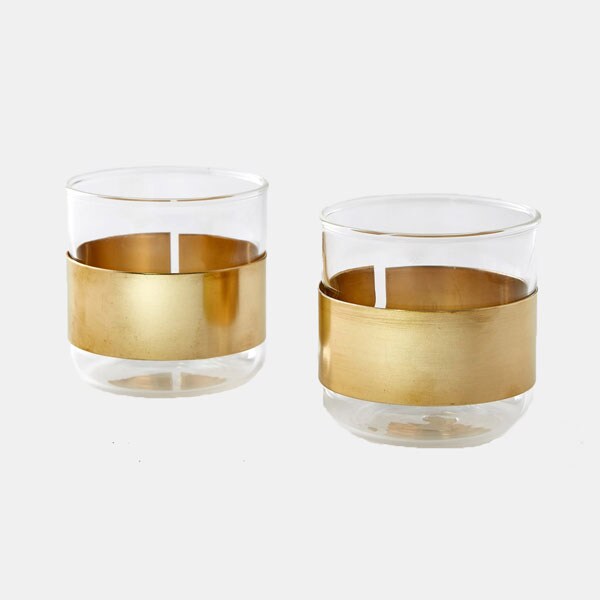 Vasos con detalles dorados