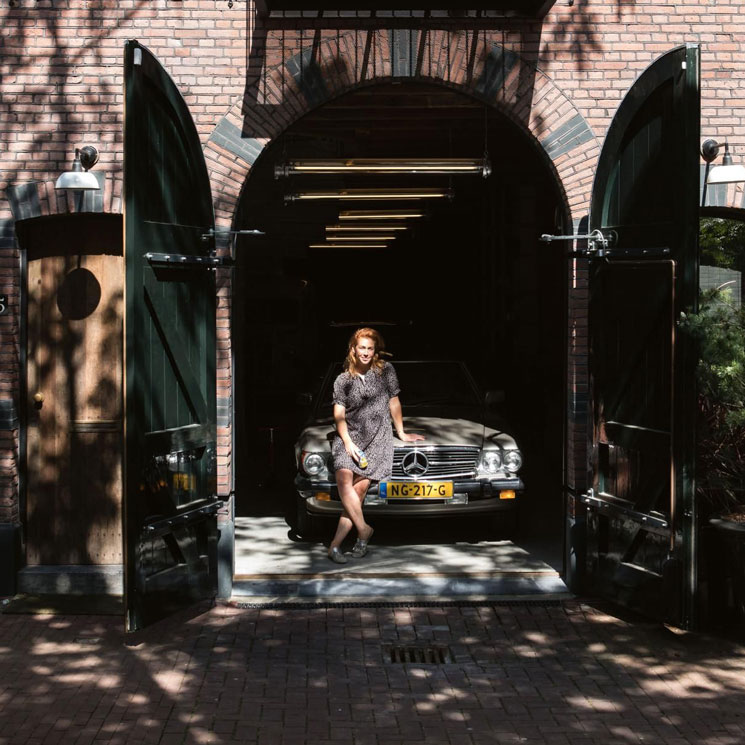 Marloes Hoedeman en la puerta de su casa