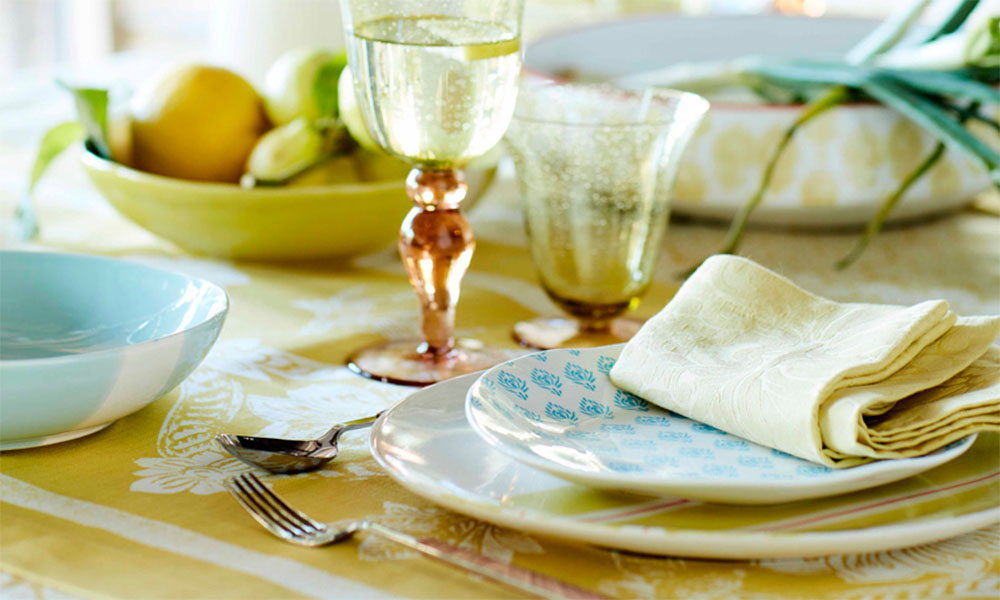 Cubiertos y ensaladeras de lujo: la decoración veraniega para mesas con personalidad