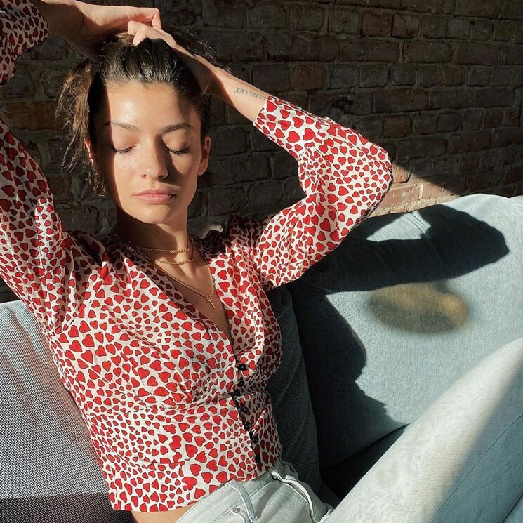 Melina Martin con pantalones vaqueros