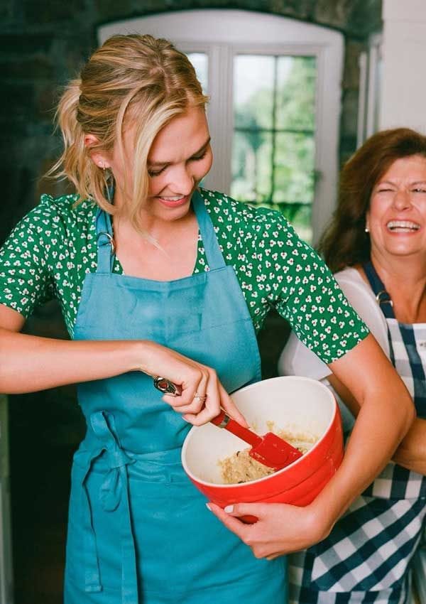 Karlie Kloss cocinando