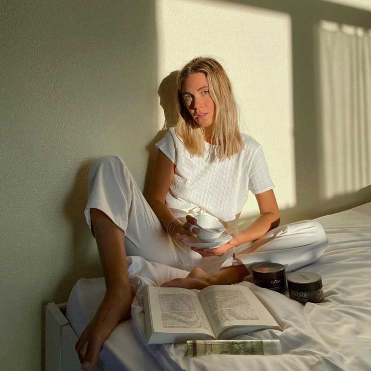 Carlota Weber con conjunto blanco
