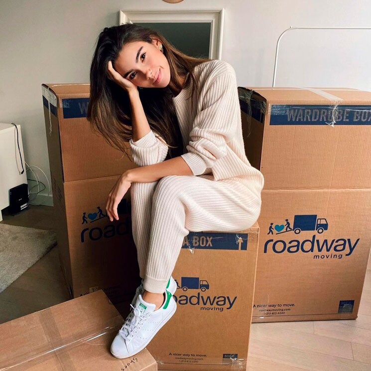 Cindy Mello con cajas de mudanza