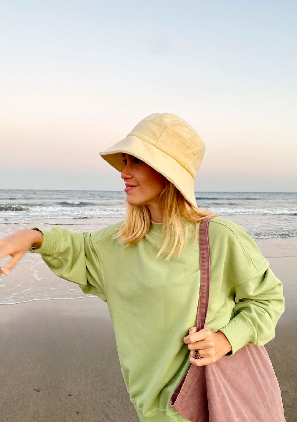 Carlota Weber con sudadera verde