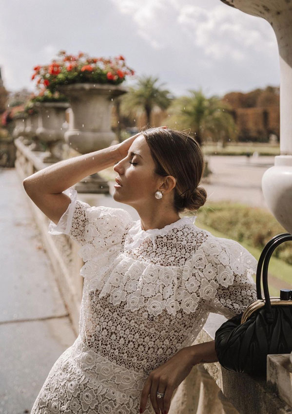 Alexandra Pereira con vestido de encaje