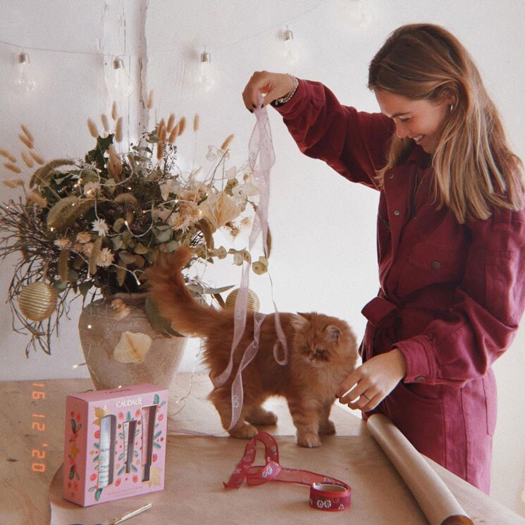 Carlota Weber con regalo de Navidad