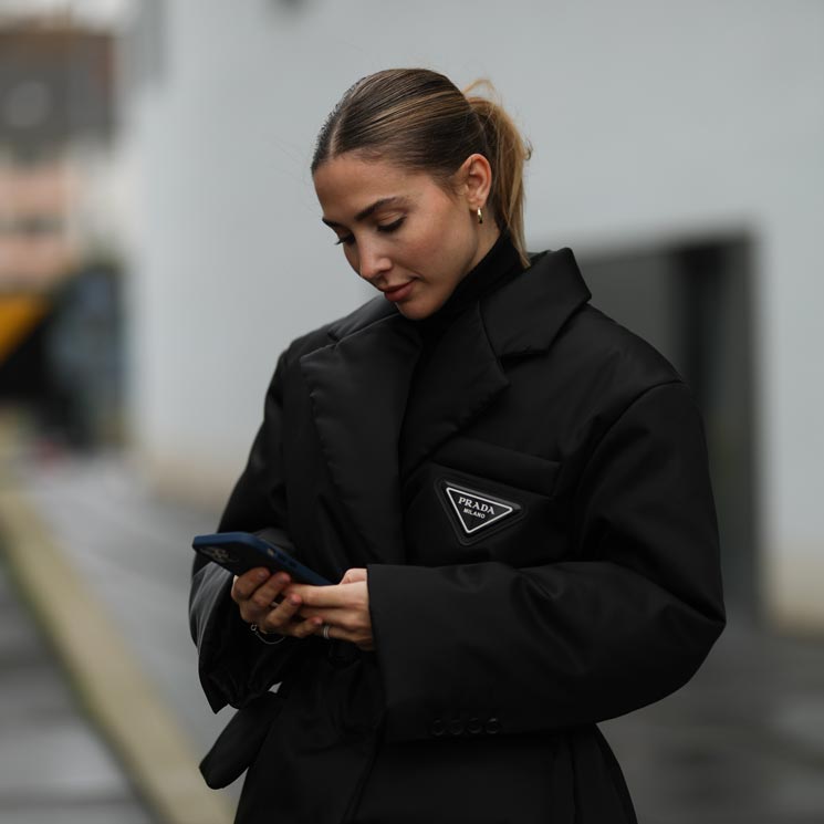 Ann Kathrin Goetze con plumas de Prada