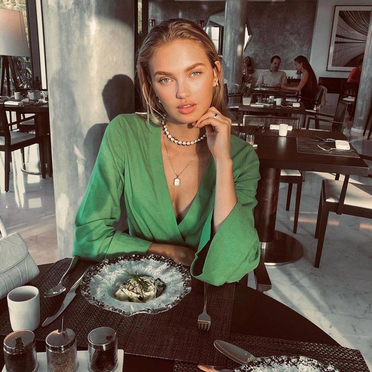 Romee Strijd con blusa verde
