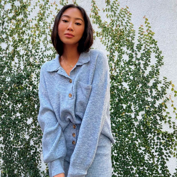 Aimee Song con conjunto de punto