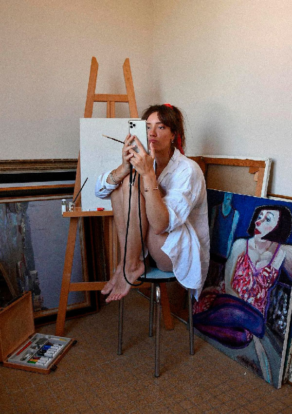 Victoria Gasperi pintando