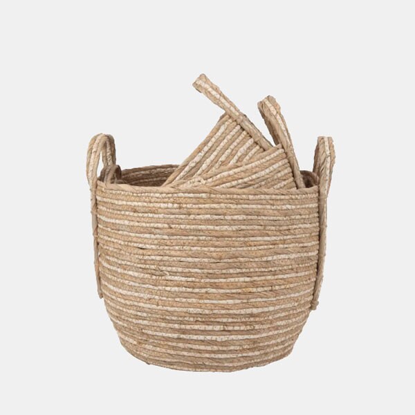 Un conjunto de cestas naturales