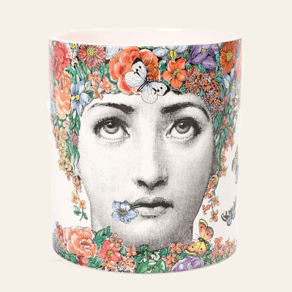 Una vela de Fornasetti con aroma floral