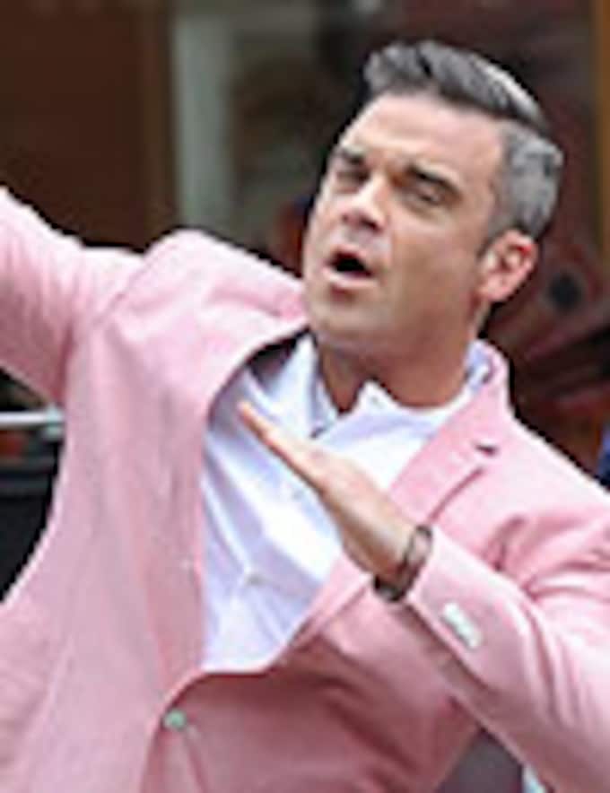 Kevin Jonas y Robbie Williams: Dos maneras de lucir el rosa
