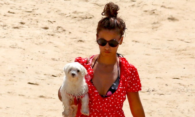 Mónica Cruz con uno de sus perros en la playa
