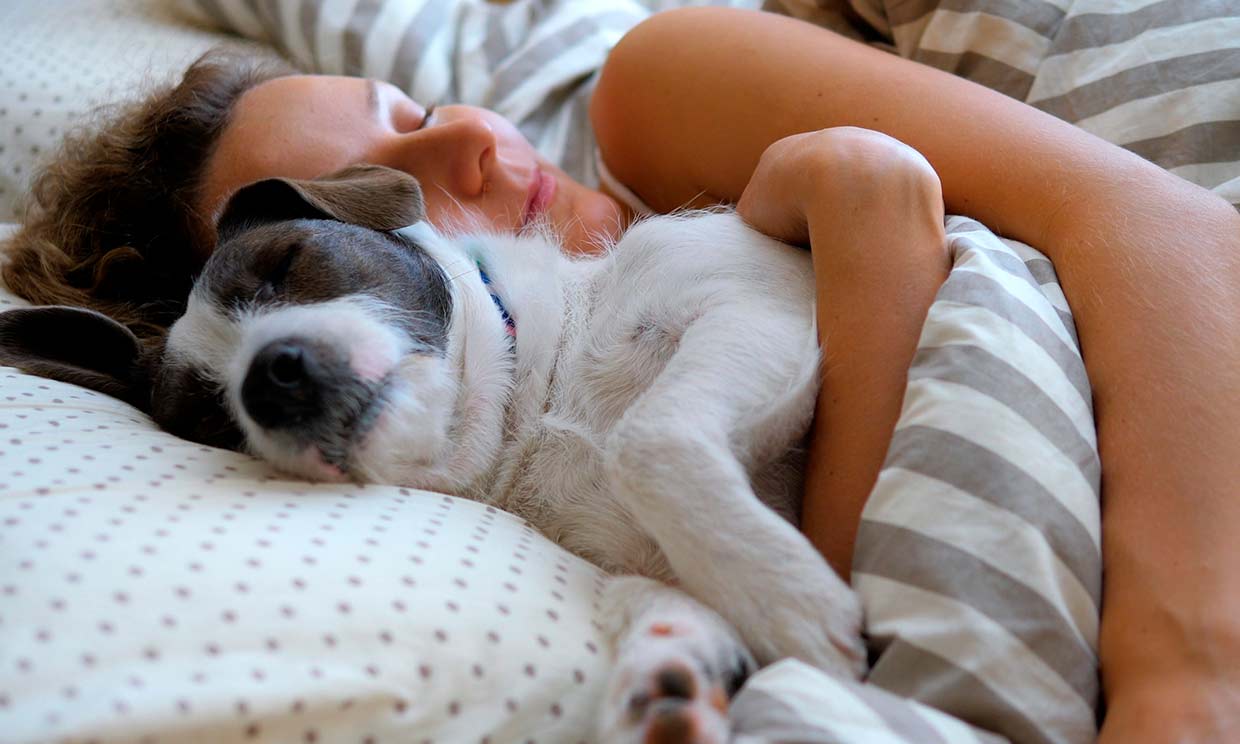 Mujer durmiendo con su perro