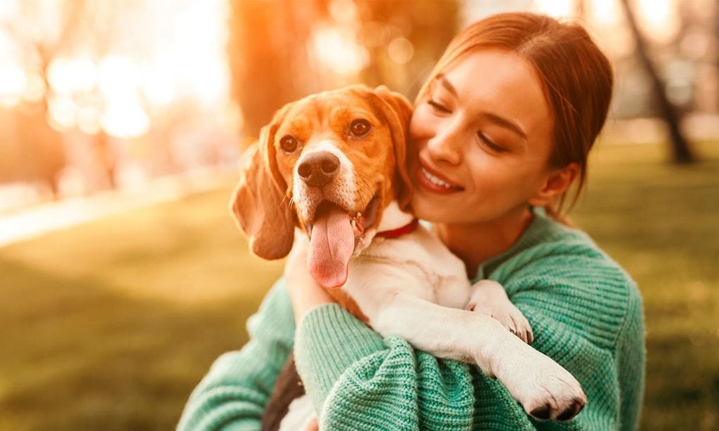 Mujer abrazando a su perro