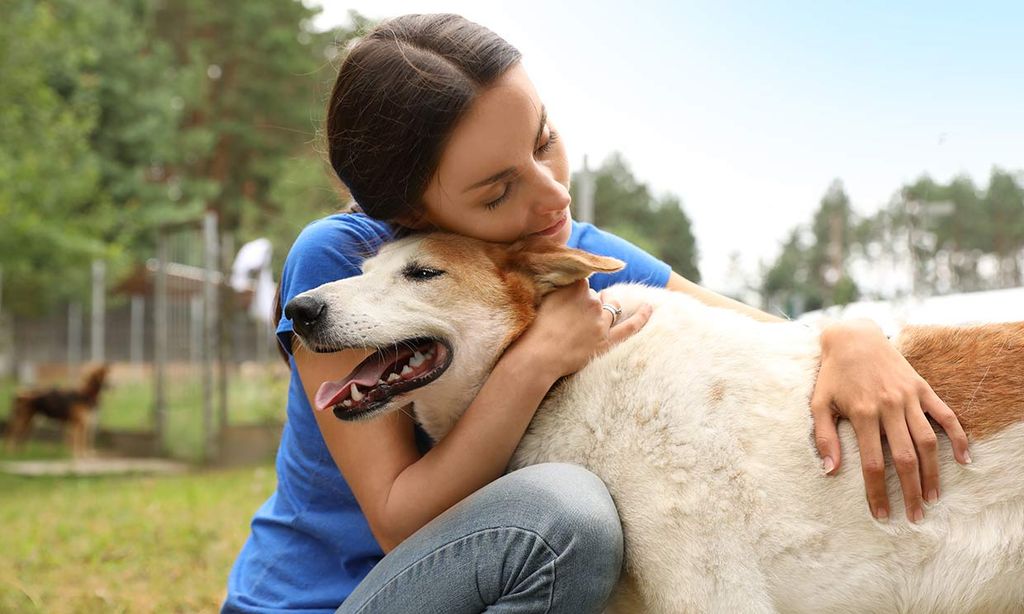 Una mujer abrazando a su perro