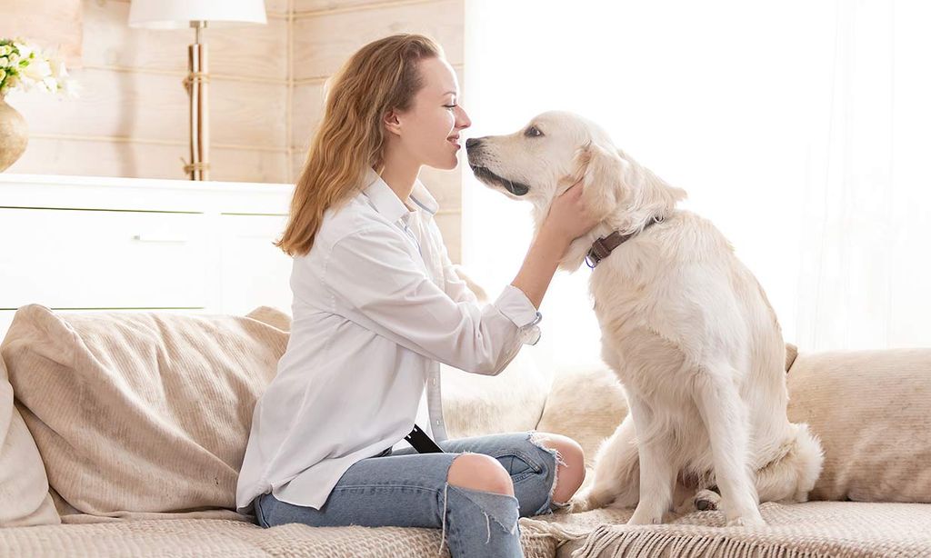 Una mujer con su perro en casa