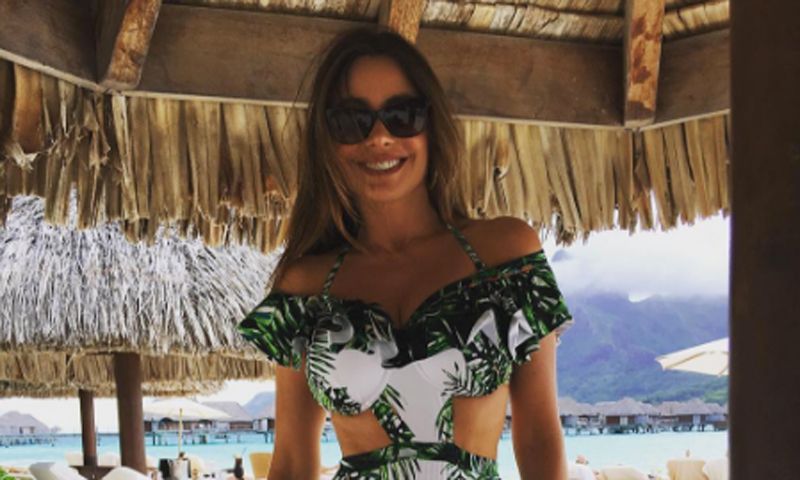 Ocho bañadores con estampado tropical para copiar el sensual estilo de playa de Sofía Vergara
