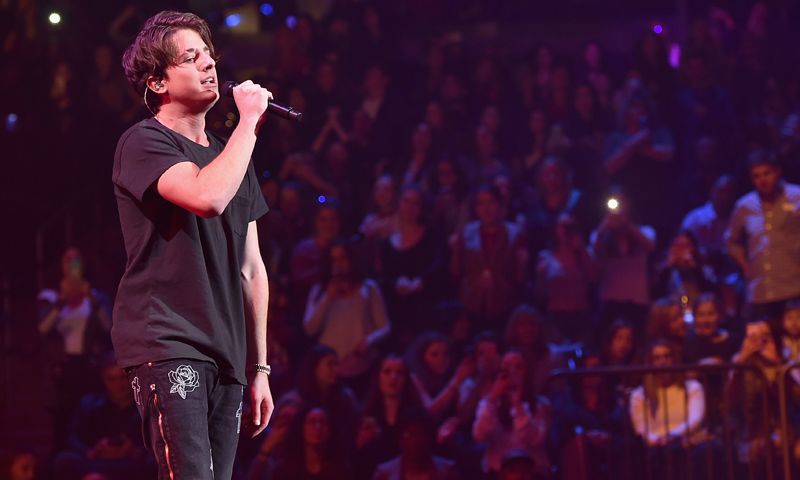 Los jeans, la prenda fetiche de Charlie Puth en siete versiones diferentes
