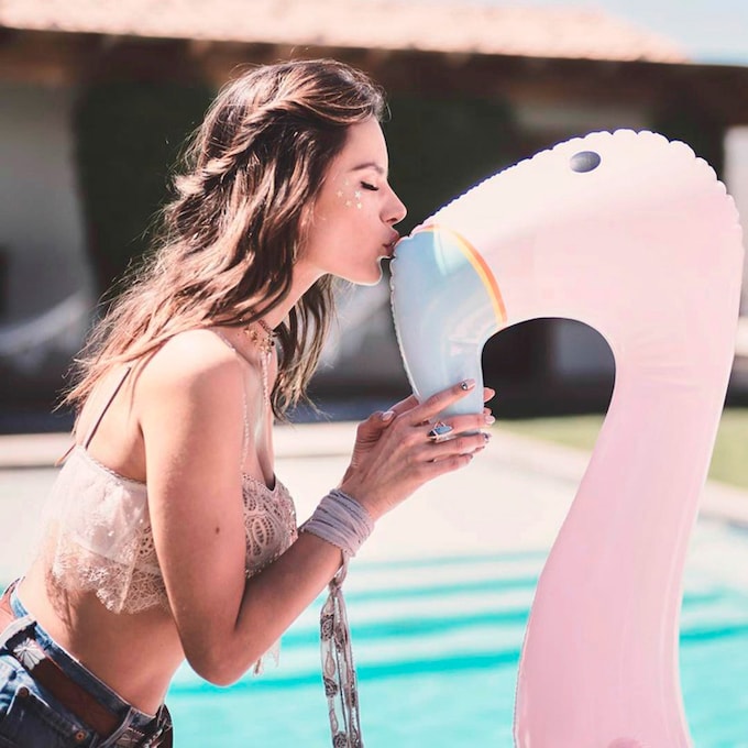 ¡Adiós bikinis! Las colchonetas de piscina vuelven a reinar en Instagram