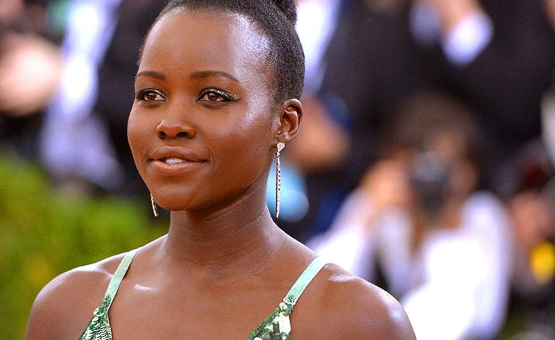 El bikini multicolor de Lupita Nyong'o que querrás tener este verano