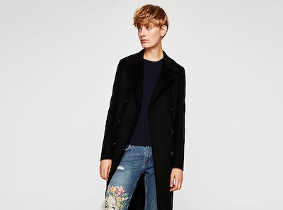Jeans con bordados, la última tendencia de Zara que transforma el básico por excelencia