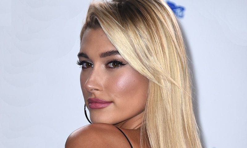 Hailey Baldwin, ‘choker’ y escotazo para una dama de honor ‘de negro’