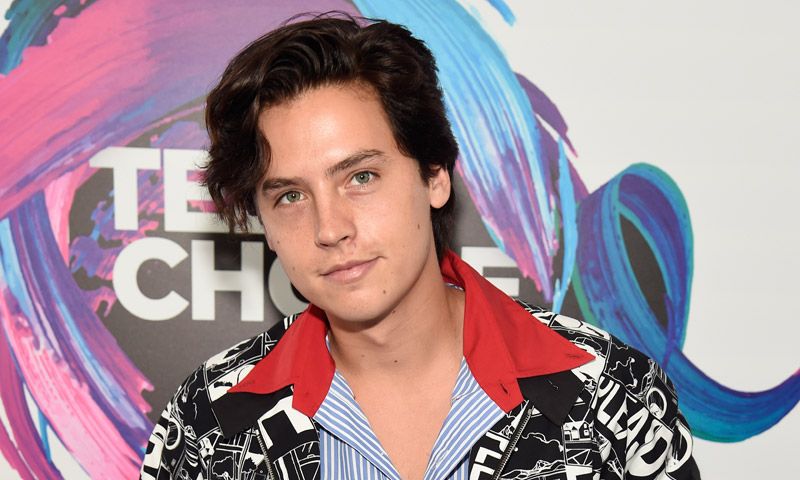 Consigue el estilo de Cole Sprouse con las camisas más audaces de la temporada