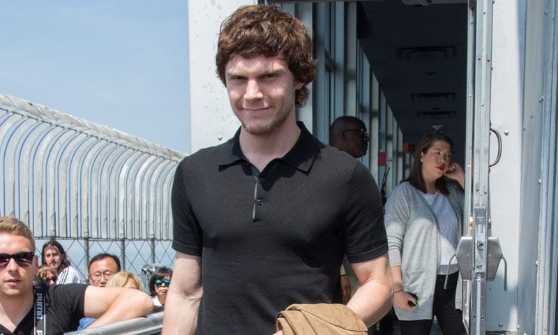 ¡Inspírate! Estos son los 10 básicos que necesitas para imitar el estilo de Evan Peters