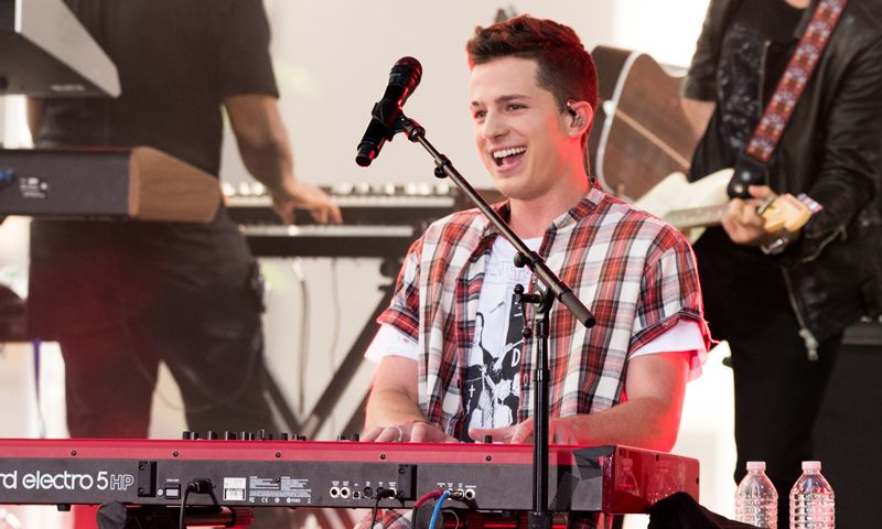 Charlie Puth y el estilo de los artistas masculinos menores de 30 años más influyentes