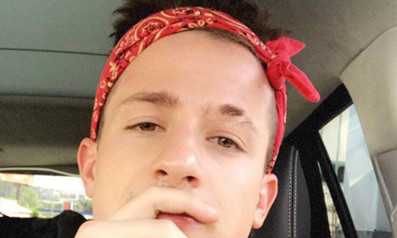 Charlie Puth y el regreso de un clásico: la bandana