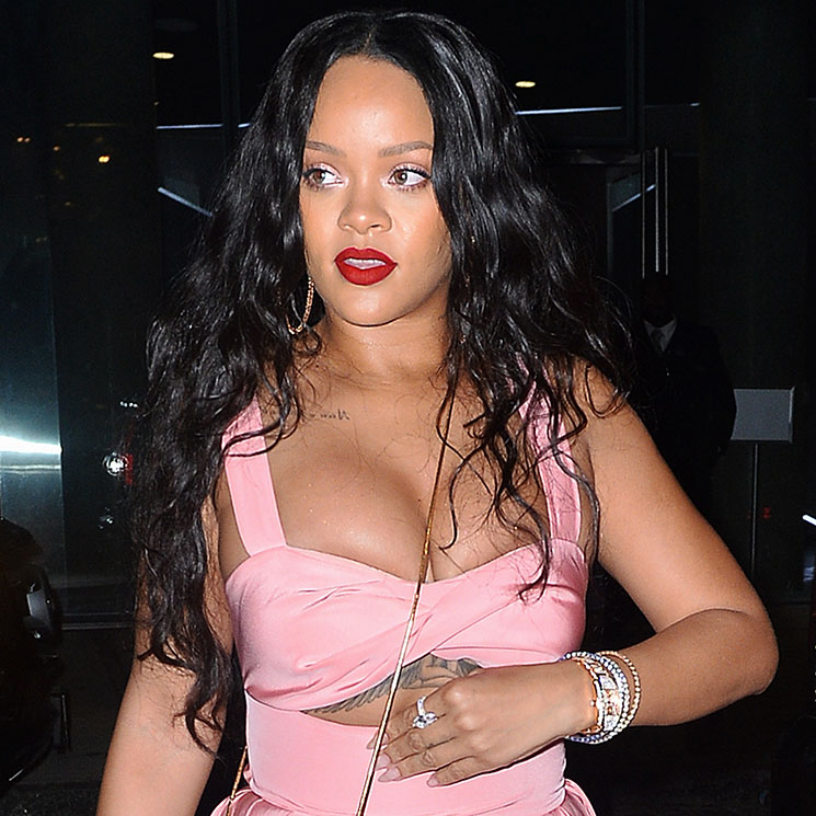 Rihanna arriesga con un 'look' extra-rosa en su última salida