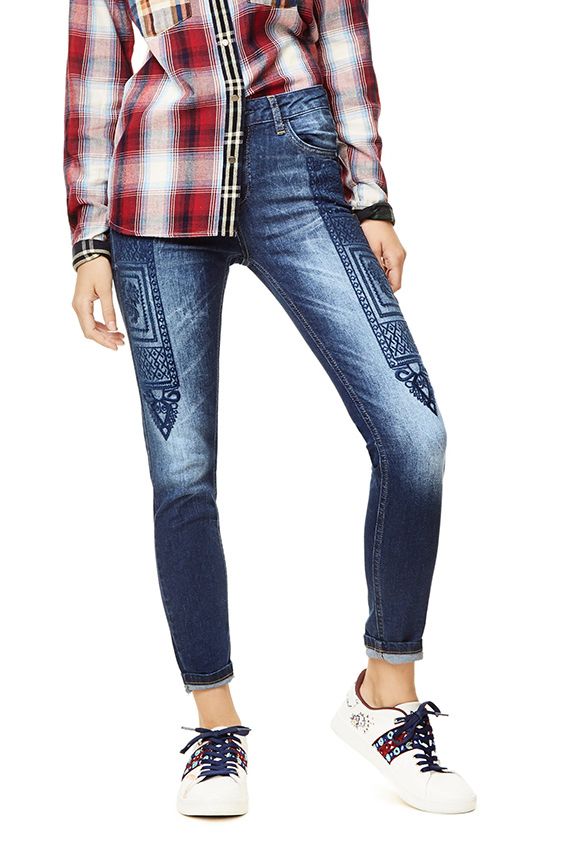 El 'denim' se convierte en el protagonista de la colección 'Exotic jeans' de Desigual Foto 1