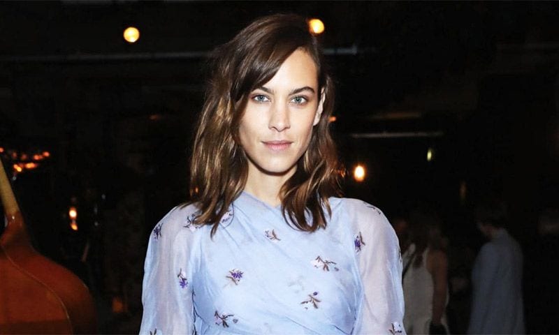 Alexa Chung enamora con un vestido de una de sus firmas favoritas