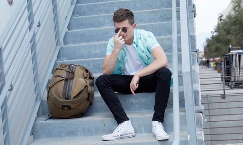 Charlie Puth y otros artistas masculinos que han probado suerte en el mundo de la moda